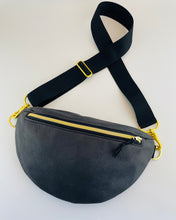 Lade das Bild in den Galerie-Viewer, MAREIKE Bauchtasche Lederimitat Grauschwarz Gold Akzente,Gurt band schwarz