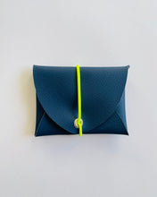 Lade das Bild in den Galerie-Viewer, Mini Geldbeutel Dunkelblau, minimalistisch, Gummiband Neongelb
