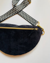 Lade das Bild in den Galerie-Viewer, MICHA Bauchtasche Schwarz getragen als Crossbody-Bag
