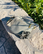 Lade das Bild in den Galerie-Viewer, ELISA Bauchtasche fester Cord Mintgrün handmade, Scrunchie Leopard