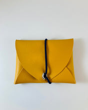 Lade das Bild in den Galerie-Viewer, Mini Geldbeutel, Minimalistisch, Senffarben, Gummiband Schwarz