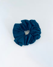 Lade das Bild in den Galerie-Viewer, Petrol scrunchie, Dorothea, handmade, Grösse L