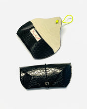 Lade das Bild in den Galerie-Viewer, Brillenetui HELMI mit austauschbarem Gummiband Schlangen-Look