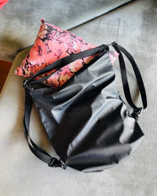 Lade das Bild in den Galerie-Viewer, DIANA 3-in-1 Rucksacktasche Minimalist aus schwarzem wasserabweisendem Regenjackenstoff