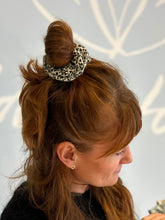 Lade das Bild in den Galerie-Viewer, KATHL Scrunchie – Leomuster