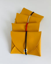 Lade das Bild in den Galerie-Viewer, Mini Geldbeutel, Minimalistisch, Senffarben, Gummiband Schwarz