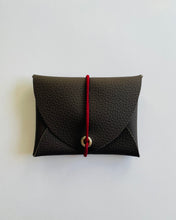 Lade das Bild in den Galerie-Viewer, Mini Geldbeutel, minimalistisch, vegan, braun schwarz, Gummiband Rot