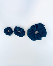 Lade das Bild in den Galerie-Viewer, Petrol scrunchie, Dorothea, handmade