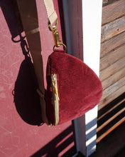 Lade das Bild in den Galerie-Viewer, *NEU* CATHRIN Bauchtasche – Feincord Bordeaux