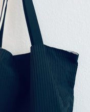 Lade das Bild in den Galerie-Viewer, BIBI Shopper schwarz mit fein gefaltetem Öko-Tex Baumwollstoff