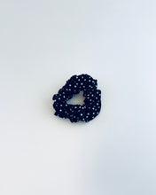 Lade das Bild in den Galerie-Viewer, Holly Scrunchie, Schwarz mit kleinen weissen Punkten, Grösse S