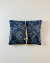 Lade das Bild in den Galerie-Viewer, Mini Geldbeutel, Muschel Blau, Minimalistisch, Gummiband Gold