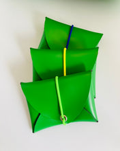Lade das Bild in den Galerie-Viewer, MiniGeldbeutel, Grasgrün, Minimalistisch, Gummiband Gelb und Blau