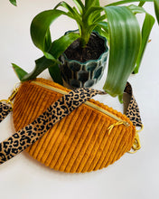 Lade das Bild in den Galerie-Viewer, LEONIE BUMBAG - Cord