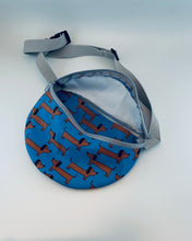 Lade das Bild in den Galerie-Viewer, LIV Bauchtasche MINI Dackel-Muster Blau wasserabweisend handmade