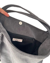 Lade das Bild in den Galerie-Viewer, Druckverschluss und Reissverschlussinnentasche