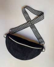 Lade das Bild in den Galerie-Viewer, MICHA Bauchtasche Schwarz getragen als Crossbody-Bag