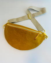 Lade das Bild in den Galerie-Viewer, IRINA BAUCHTASCHE - Curry