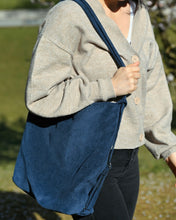 Lade das Bild in den Galerie-Viewer, ANNEROSE 3-in-1 Rucksacktasche aus dunkelblauen Cord mit verstellbaren Gurten