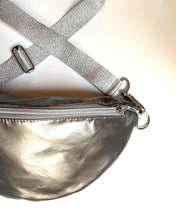 Lade das Bild in den Galerie-Viewer, ELFI Bauchtasche glatter silberner Stoff regen- und schmutzabweisend