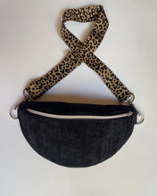 Lade das Bild in den Galerie-Viewer, MICHA Bauchtasche Schwarz getragen als Crossbody-Bag