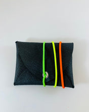 Lade das Bild in den Galerie-Viewer, Mini Geldbeutel, Schwarz, Minimalistisch, Gummiband Neon Gelb