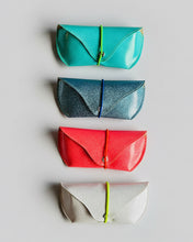 Lade das Bild in den Galerie-Viewer, Glitzer Brillenetui mit funkelndem Effekt aus veganem Lederimitat