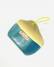 Lade das Bild in den Galerie-Viewer, Brillenetui Glitzer mit austauschbarem Gummiband