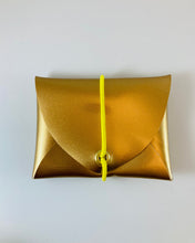 Lade das Bild in den Galerie-Viewer, Mini Geldbeutel, minimalistisch, Gold Gummiband Gelb