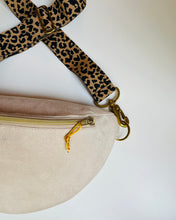 Lade das Bild in den Galerie-Viewer, Mia Bauchtasche Beige Wildleder Optik, Lederimitat, Gurtband Leomuster