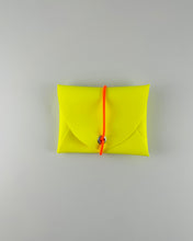 Lade das Bild in den Galerie-Viewer, Mini Geldbeutel Neongelb