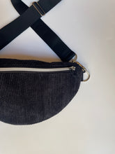 Lade das Bild in den Galerie-Viewer, MICHA Bauchtasche Schwarz getragen als Crossbody-Bag