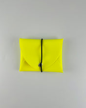 Lade das Bild in den Galerie-Viewer, Mini Geldbeutel Neongelb