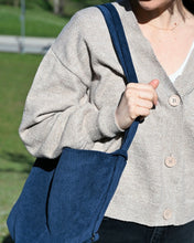 Lade das Bild in den Galerie-Viewer, ANNEROSE Cord-Tasche in Dunkelblau als Schultertasche getragen