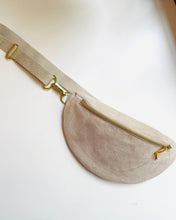 Lade das Bild in den Galerie-Viewer, Mia Bauchtasche Beige Wildleder Optik, Lederimitat, Gurtband gold