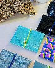 Lade das Bild in den Galerie-Viewer, Mini Geldbeutel, Mintggrün Glitzer, austauschbares Gummiband, minimalistisch, Gummiband Gelb