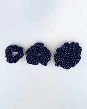 Lade das Bild in den Galerie-Viewer, Holly Scrunchie, Schwarz mit kleinen weissen Punkten