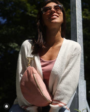 Lade das Bild in den Galerie-Viewer, FRANZI Bauchtasche Cord Puder mit Gold oder Silber-Metallakzenten