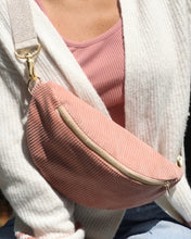 Lade das Bild in den Galerie-Viewer, FRANZI Bauchtasche Cord Puder mit Gold-Metallakzenten