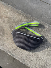 Lade das Bild in den Galerie-Viewer, VIKTORIA BUMBAG - Cord