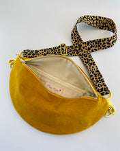 Lade das Bild in den Galerie-Viewer, IRINA BAUCHTASCHE - Curry