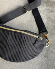 Lade das Bild in den Galerie-Viewer, *NEU* BIBI BUMBAG – elegant schwarze Bauchtasche