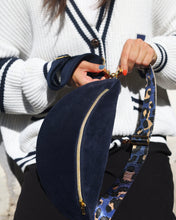 Lade das Bild in den Galerie-Viewer, AKI BUMBAG - Samt