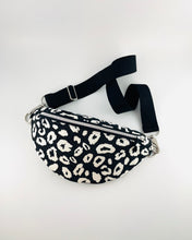 Lade das Bild in den Galerie-Viewer, ELA Bauchtasche Schwarz-Weiß Leopardenmuster Jacquard handmade