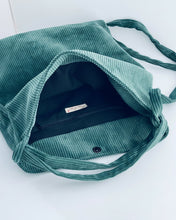 Lade das Bild in den Galerie-Viewer, INA 3-in-1 Rucksacktasche aus flaschengrünem Cord mit verstellbaren Gurten - Detailbild