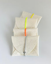Lade das Bild in den Galerie-Viewer, Mini Geldbeutel Weiß Glitzer kompakt, Minimalistisch