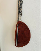 Lade das Bild in den Galerie-Viewer, Bauchtasche samtweicher Breit-Cord Braun mit Silberakzenten handmade