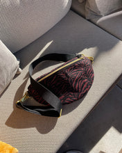Lade das Bild in den Galerie-Viewer, *NEU* AVA BUMBAG – Stylische Bauchtasche mit Animal-Print & Goldakzenten | limitiert