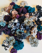 Lade das Bild in den Galerie-Viewer, KATHL Scrunchie – Leomuster