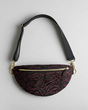 Lade das Bild in den Galerie-Viewer, KERSTIN Bauchtasche Animal-Print Bordeaux-Schwarz mit Goldakzenten handmade
